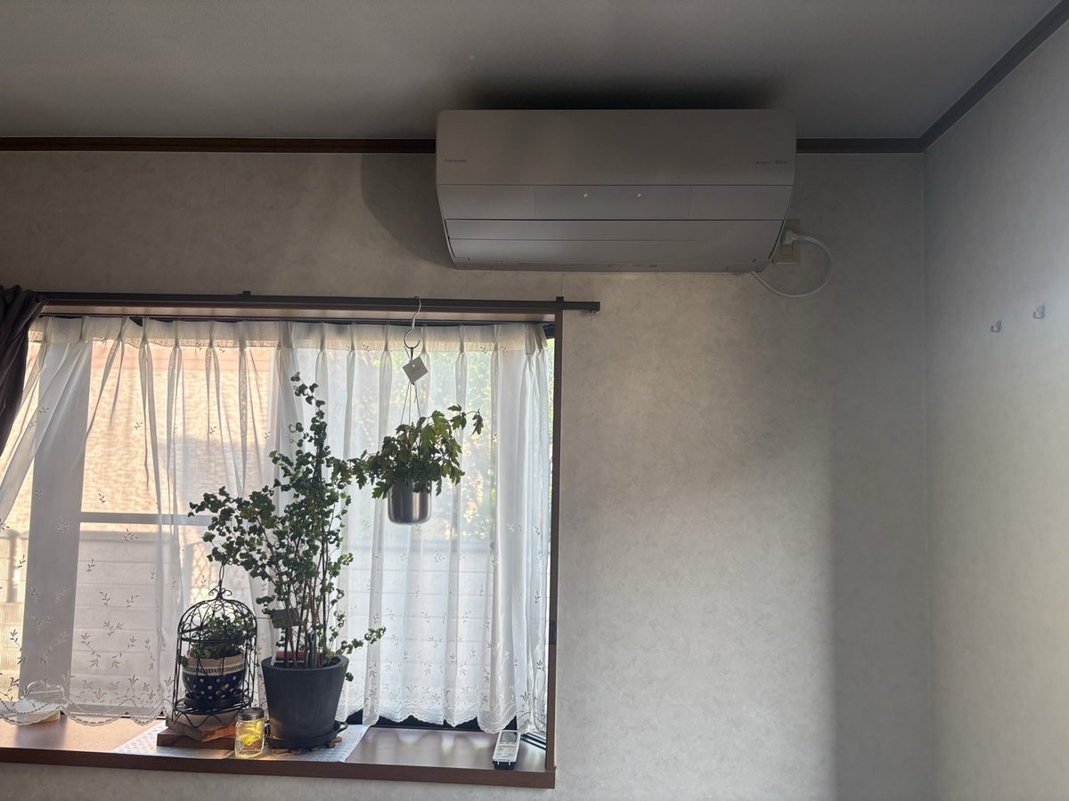 取り付けが完了した室内のエアコン