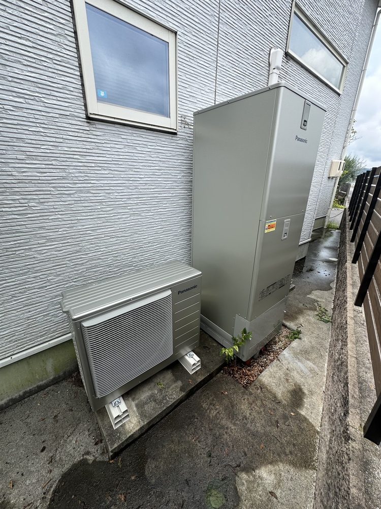 住宅の外に設置したエコキュートの貯湯タンクとヒートポンプ